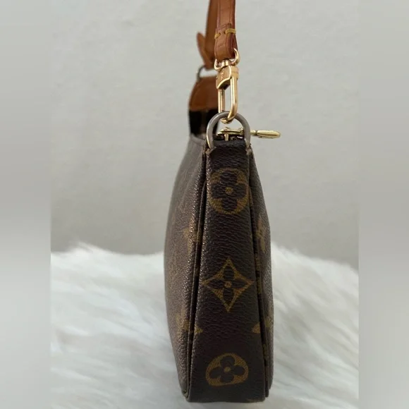 LOUIS VUITTON Monogram Pochette Accessories - Picture 5 of 10